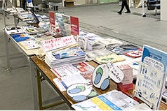 写真：資料コーナーの様子