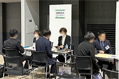 写真：就職進路相談コーナーの様子
