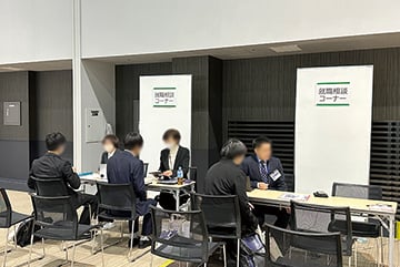 高専出身者の現役大学生が複数人の高専生に対して話しをしている写真